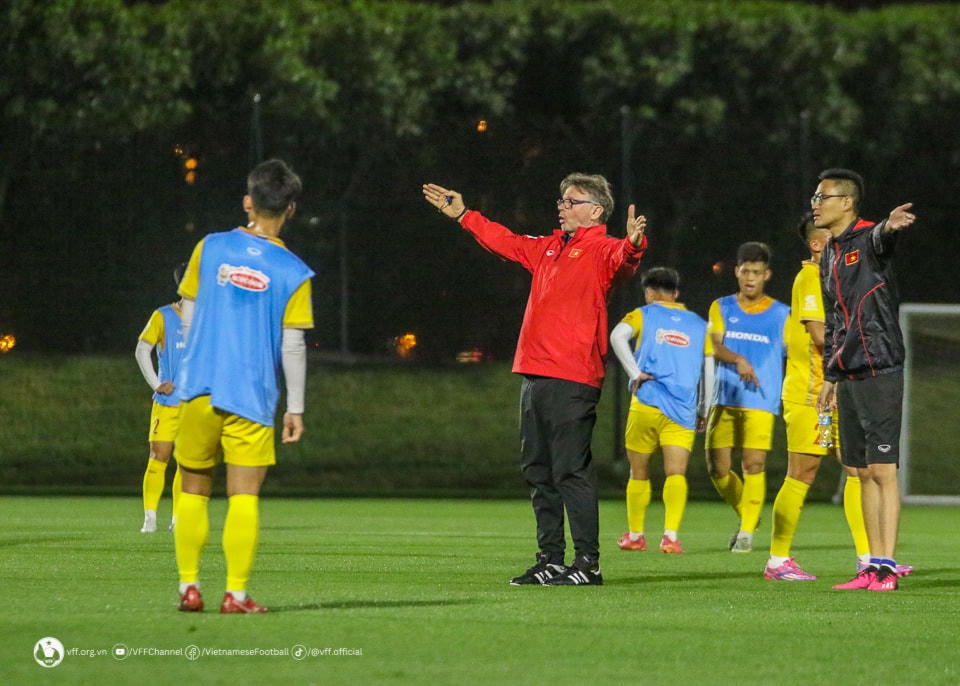 Thầy trò huấn luyện viên Philippe Troussier tập luyện. Ảnh: VFF.