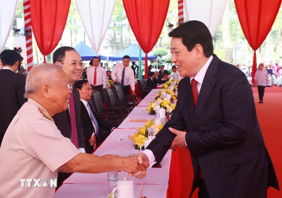 Chủ tịch nước Lương Cường với các đại biểu dự Lễ kỷ niệm 50 năm Giải phóng tỉnh Bình Phước (23/3/1975-23/3/2025). (Ảnh: Lâm Khánh/TTXVN)