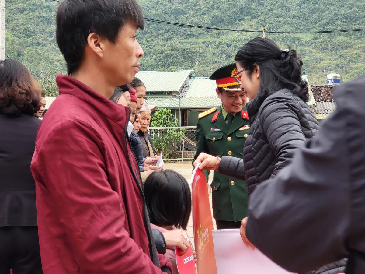 ‘Hành trình biên cương xanh’ trao quà cho các hộ nghèo tại huyện Hà Quảng, Cao Bằng