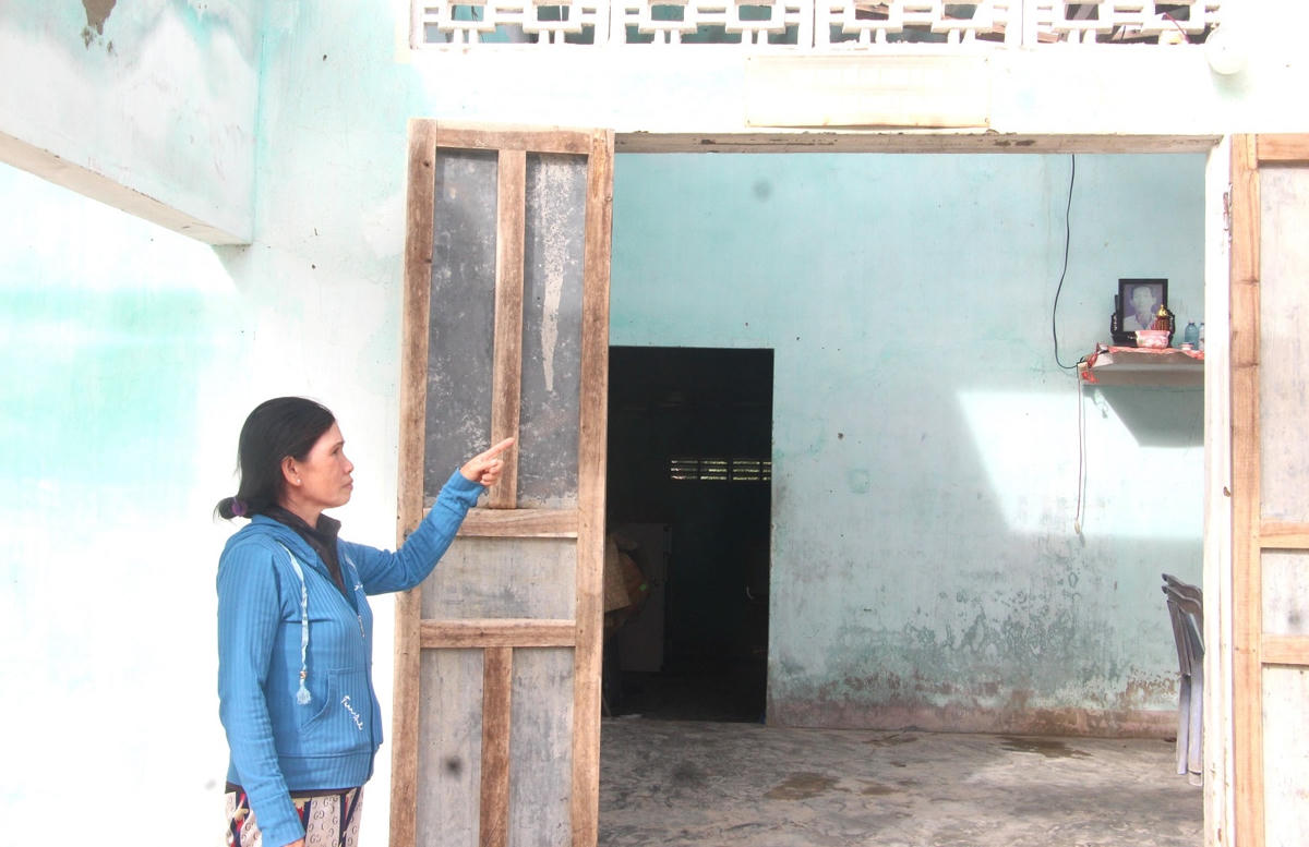 Bà Nguyễn Thị Hóa chỉ ngôi nhà bị tốc mái.