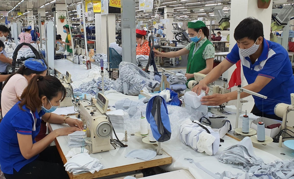 Doanh nghiệp dệt may Bình Dương tìm cách vượt qua khó khăn.