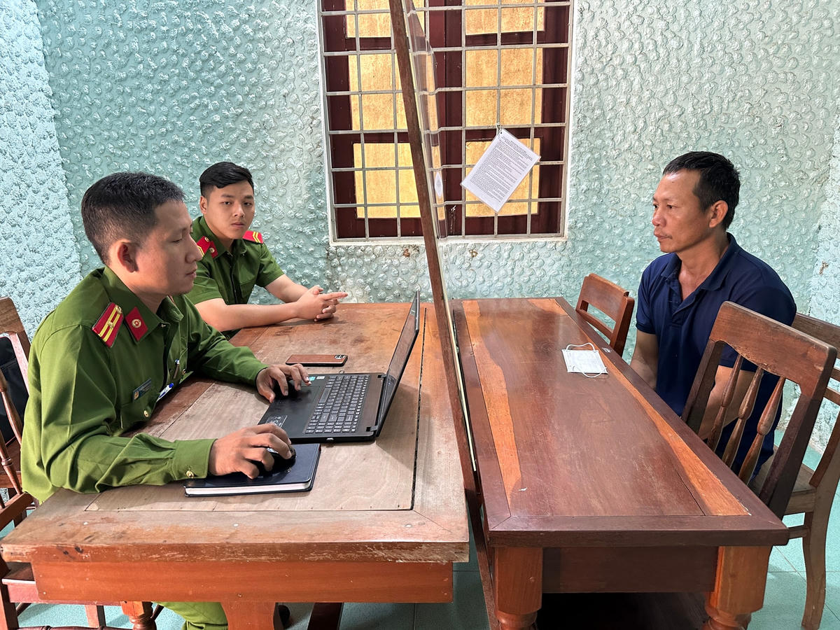 Lực lượng Công an lấy lời khai nghi phạm Trương Đình Nhạt.