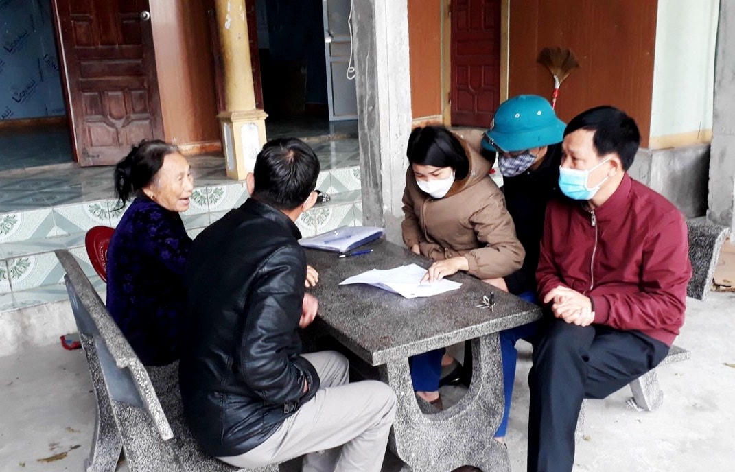 Chủ tịch Ủy ban MTTQ xã Kỳ Lợi Võ Xuân Thành (ngoài cùng bên phải) đến từng hộ dân để vận động nhận đền bù, giải phóng mặt bằng.