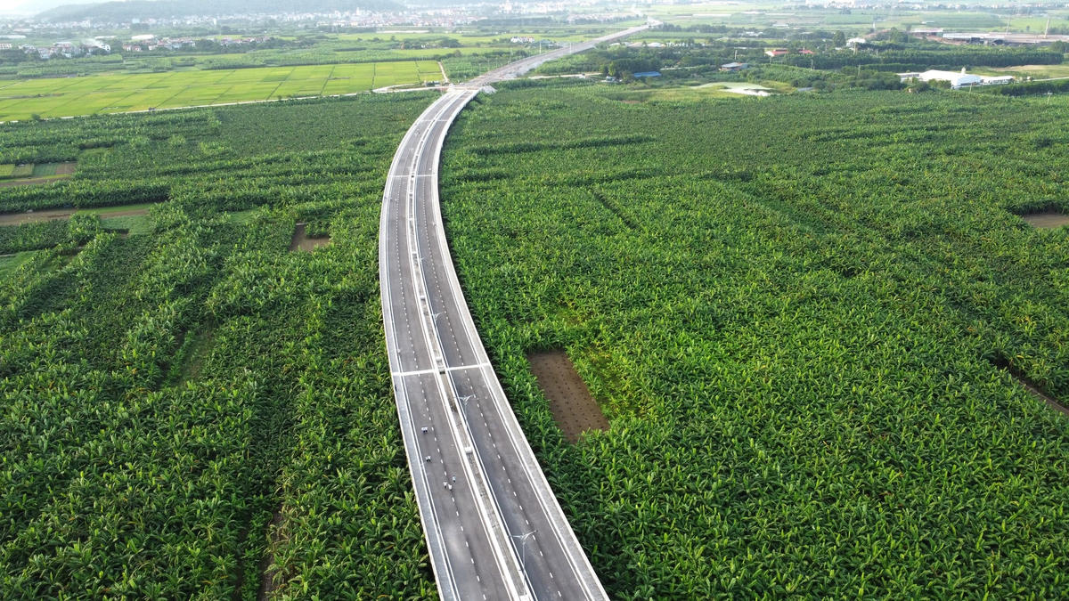 Điểm đầu cầu thuộc địa phận xã Cảnh Hưng (huyện Tiên Du) vắt qua cánh đồng Chuối xanh mướt.