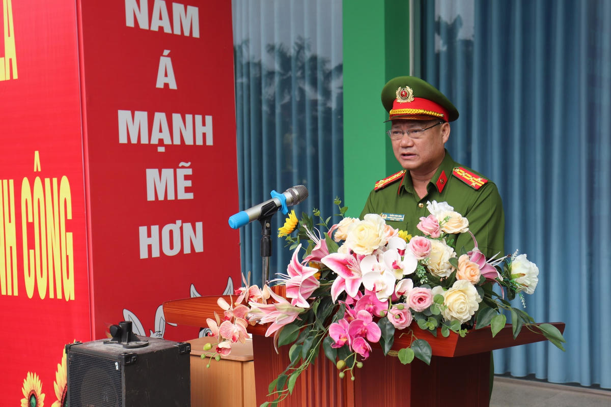 Đại tá Trần Văn Hoá, Trưởng Công an quận Nam Từ Liêm phát biểu tại buổi tập huấn.  