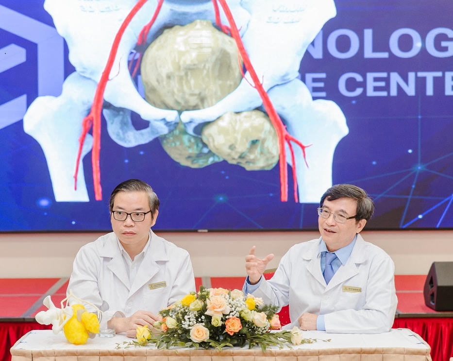 Chàng trai trẻ vượt 'cửa tử' sau ca phẫu thuật khối u xương khổng lồ cực hiếm gặp