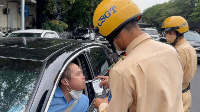 Lực lượng CSGT đang tiến hành đo nồng độ cồn với lái xe.