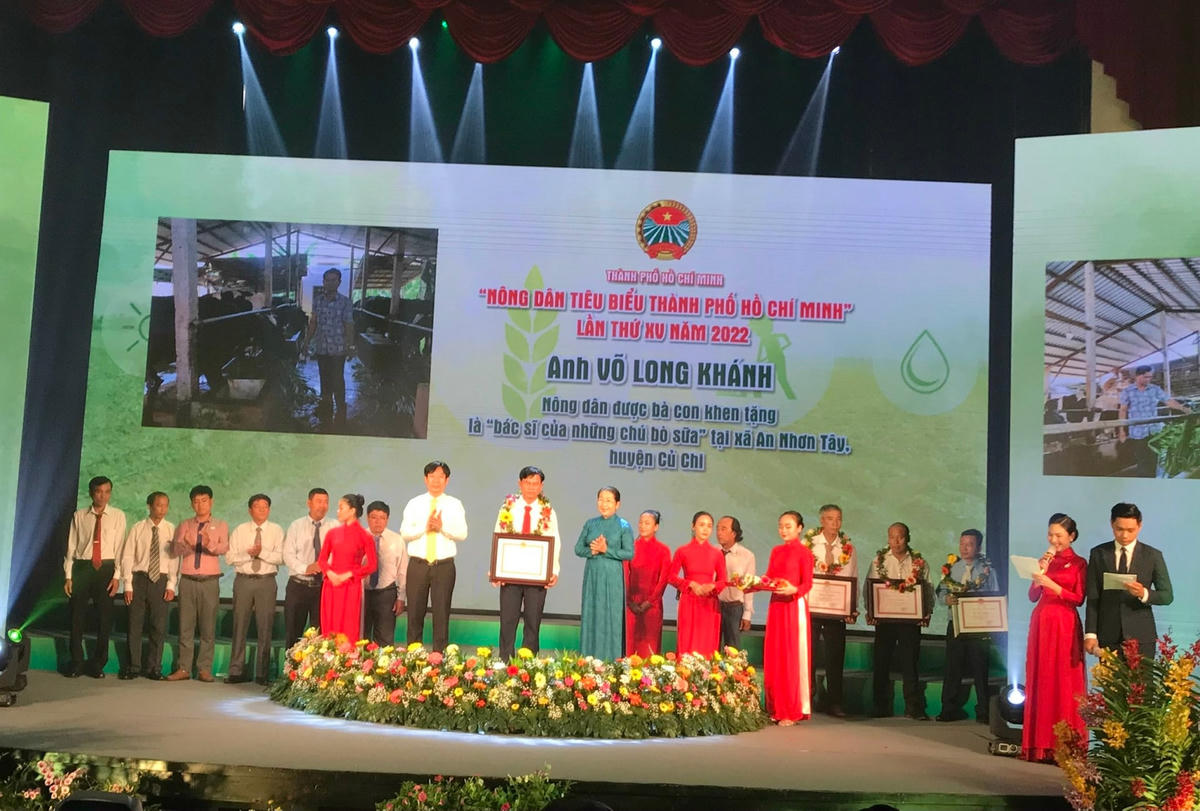 Tuyên dương các cá nhân là nông dân tiêu biểu của Thành phố.
