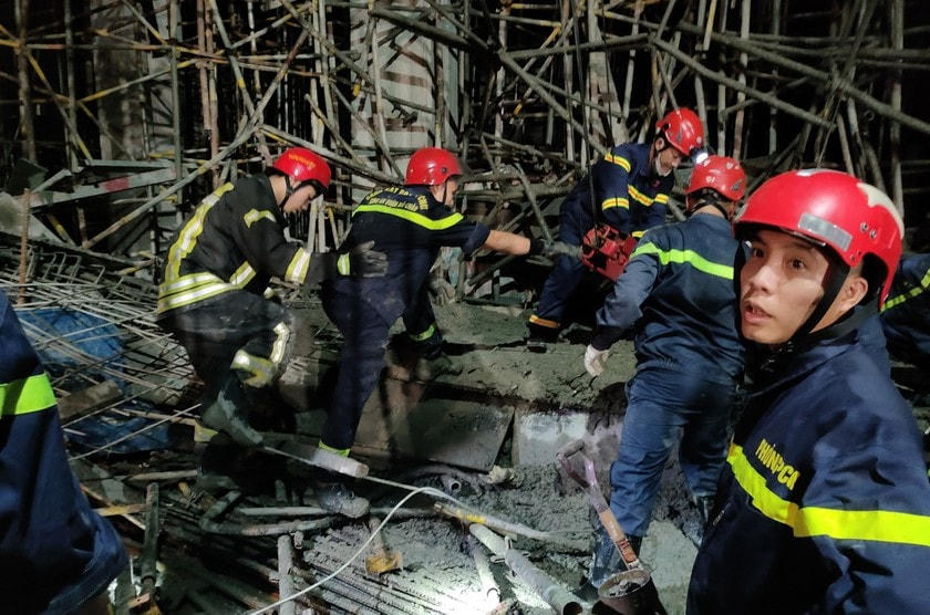 Lực lượng cứu hộ đưa thi thể nạn nhân tử vong ra khỏi hiện trường.