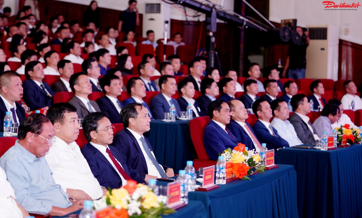 Các đại biểu tham dự buổi lễ.