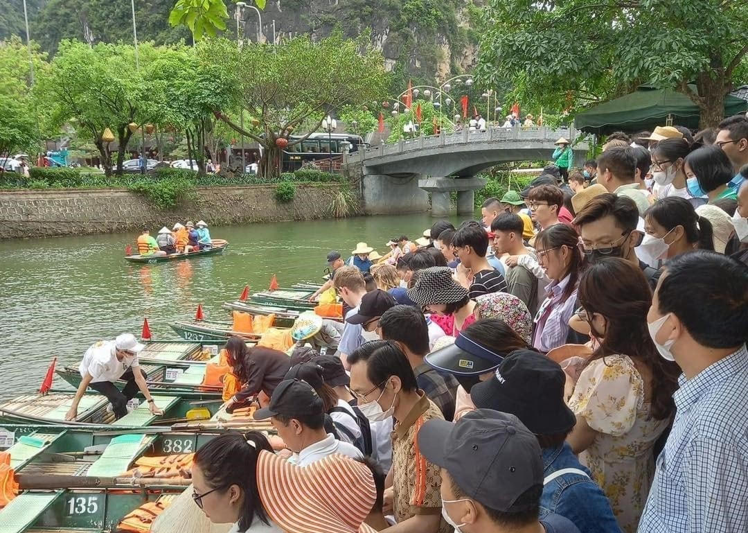 Bến đò Tràng An đông nghịt khách chờ thuyền.