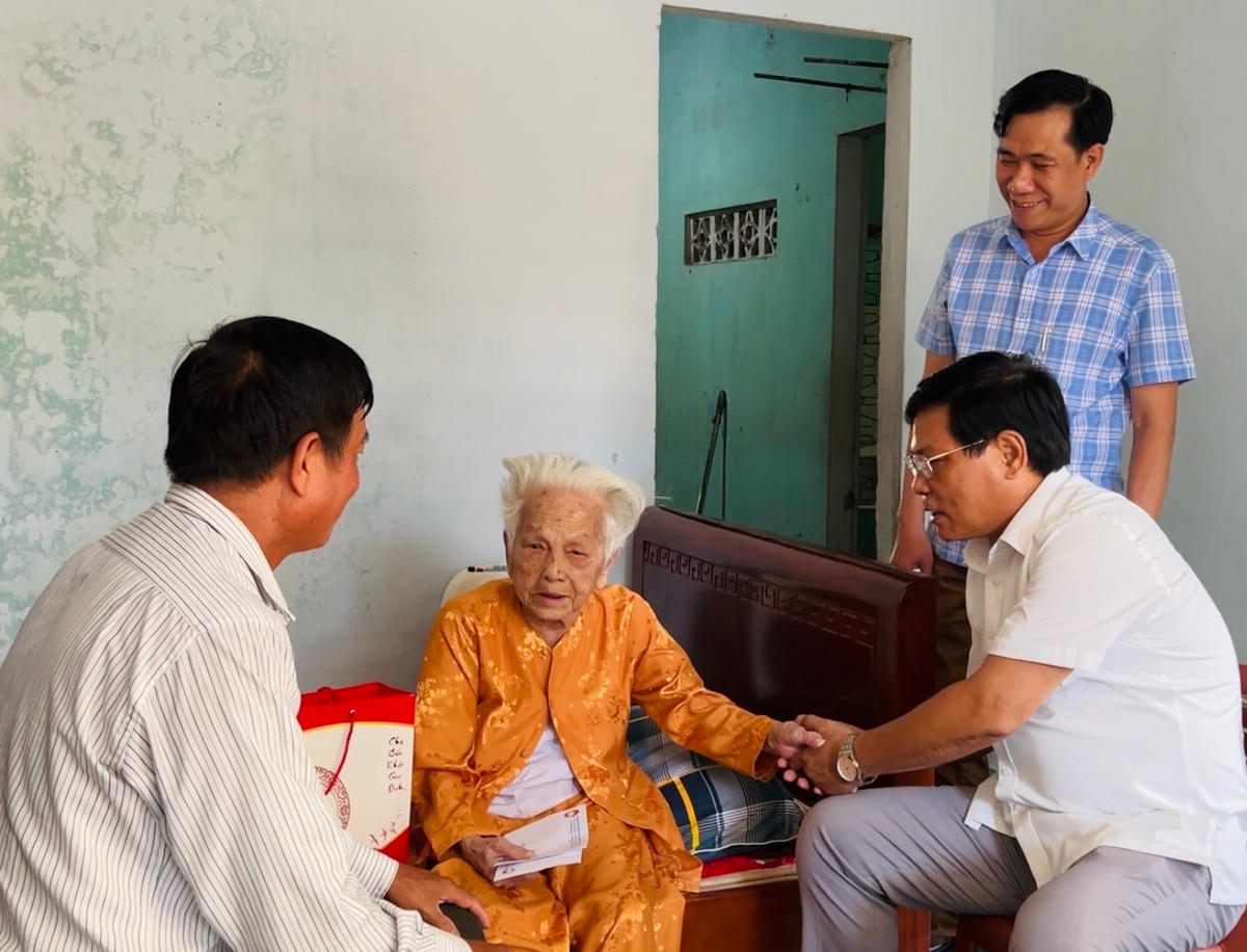 Ông Nguyễn Nam TIến, Chủ tịch Uỷ ban MTTQ Việt Nam tỉnh Thừa Thiên - Huế ân cần thăm hỏi Mẹ Việt Nam Anh hùng Nguyễn Thị Tuyết.