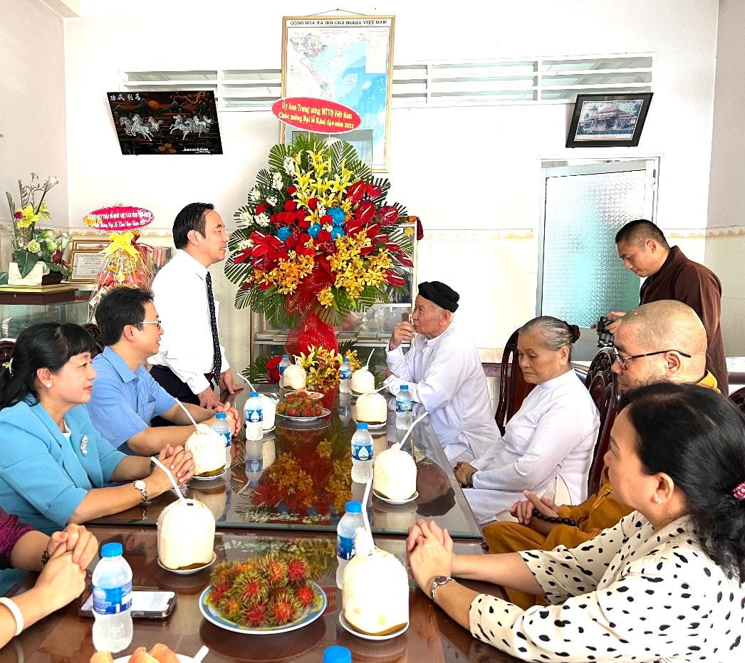 Đoàn công tác của Ủy ban Trung ương MTTQ Việt Nam thăm, chúc mừng Đại lễ khai đạo Cao Đài ở Tiền Giang.