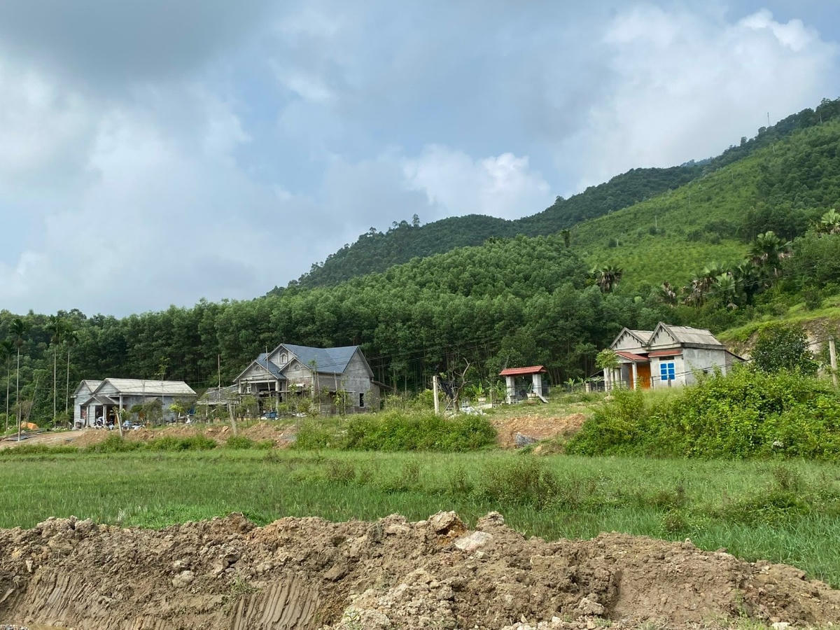 Những ngôi nhà đã và đang được xây dựng không đúng quy định tại xã Văn Lang.