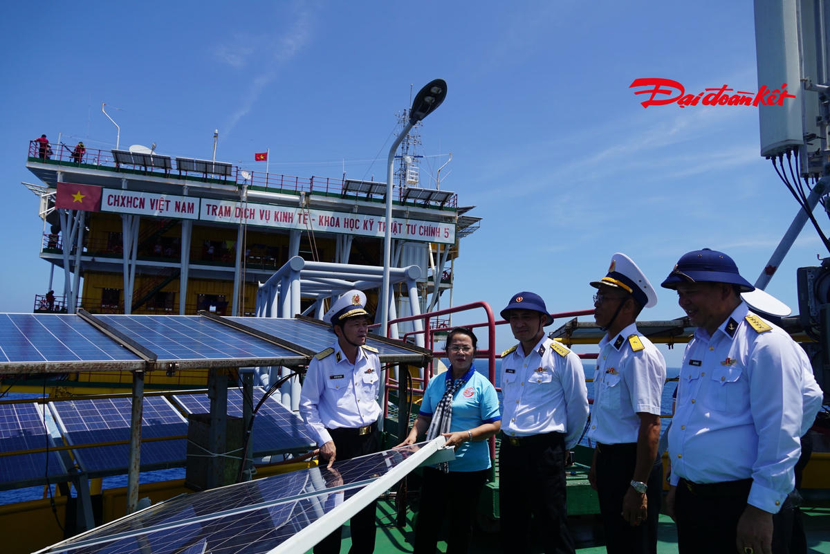 Bà Trần Kim Yến, Chủ tịch UB MTTQ Việt Nam TP Hồ Chí Minh (thứ hai bên trái) thán phục trước những nỗ lực và đóng góp của cán bộ, chiến sĩ Nhà giàn DK1/14 trong việc giữ vững chủ quyền biển đảo thiêng liêng của Tổ quốc. Ảnh Mạnh Thìn.
