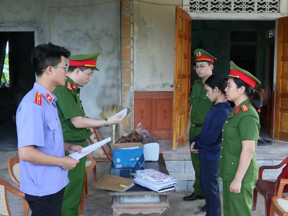 Tống đạt quyết định khởi tố bị can, bắt tạm giam kế toán Nguyễn Thị Tâm.