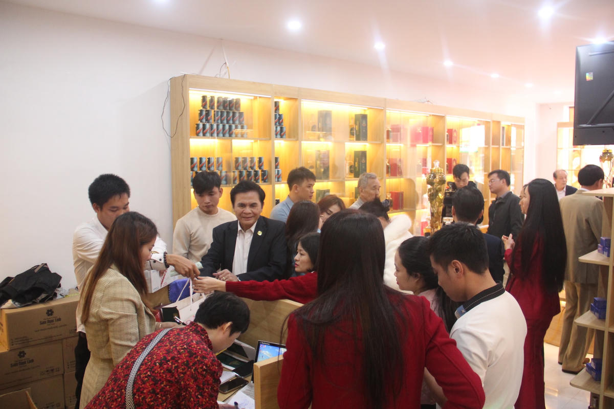 Ngay buổi khai trương Showroom thành phố Hà Tĩnh, rất đông người tiêu dùng "xuống tiền" để mua các sản phẩm chăm sóc sức khỏe, sắc đẹp.
