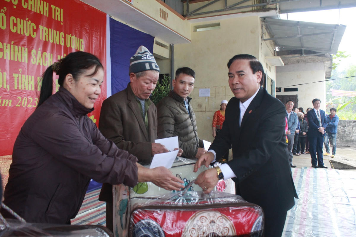 Ông Bùi Tiến Lực, Chủ tịch Ủy ban MTTQ tỉnh Hòa Bình tặng quà và chăn ấm cho các hộ nghèo tại xã Kim Bôi.