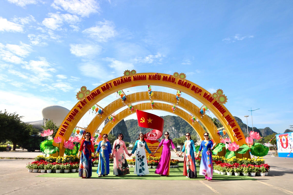 Người dân chụp ảnh kỷ niệm để ghi lại khoảnh khắc đáng nhớ của tỉnh nhà.