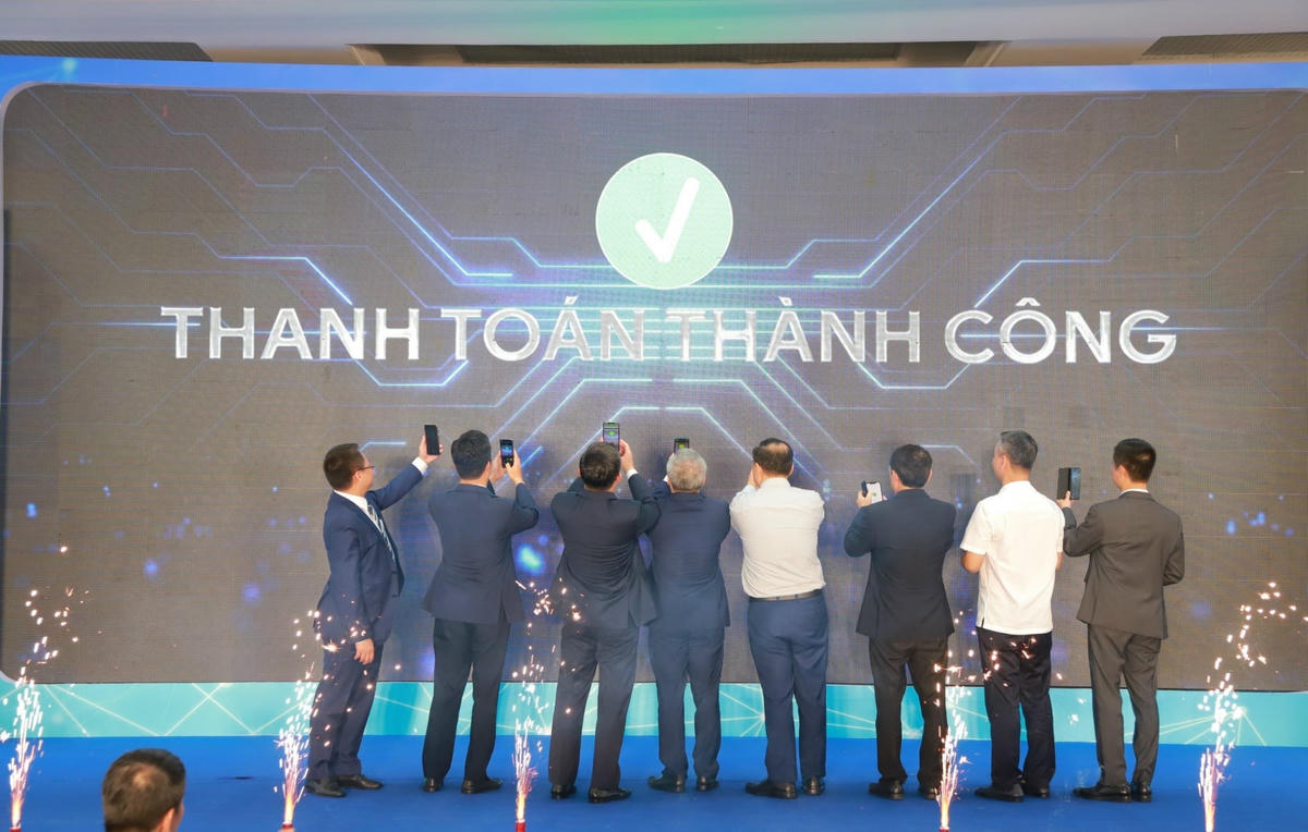 Các đai biểu khởi động chương trình "Thanh toán không dùng tiền mặt".