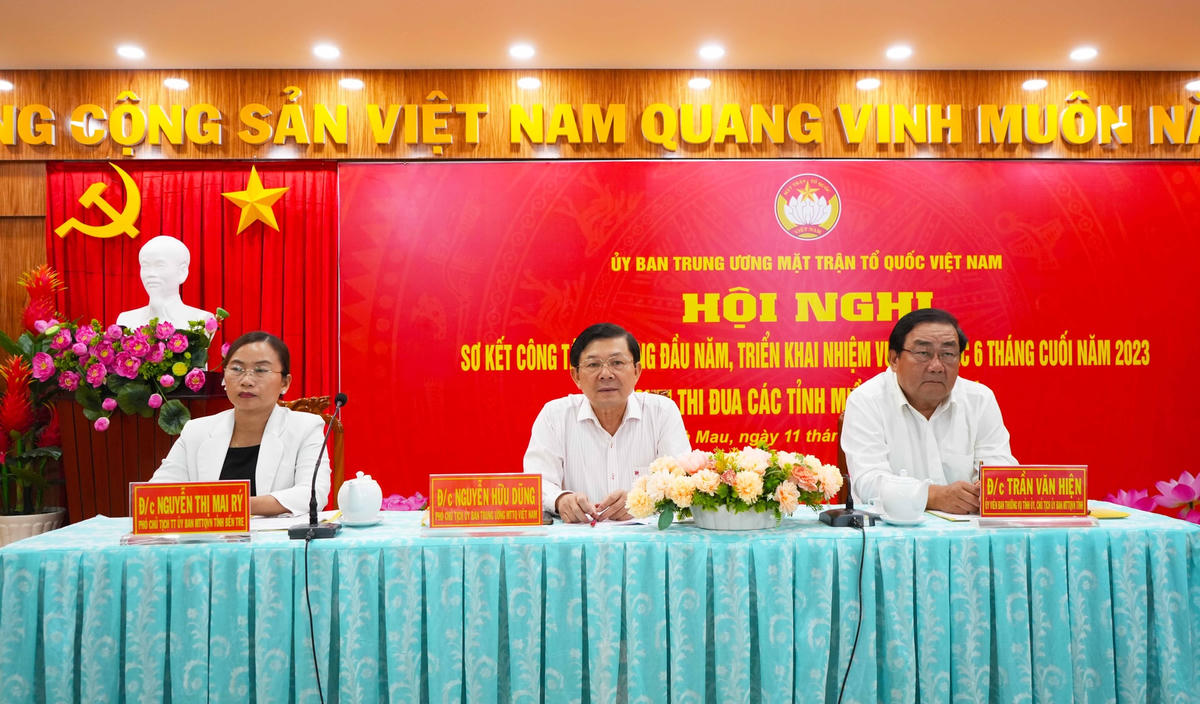 Phó Chủ tịch UBTƯ MTTQ Việt Nam Nguyễn Hữu Dũng và các đại biểu dự Hội nghị.