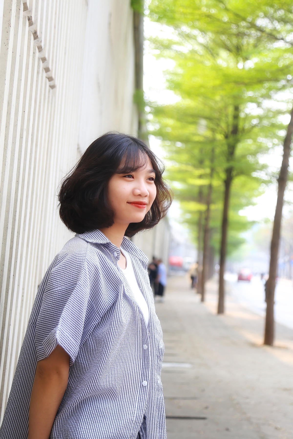 Bạn Trần Thị Nhài quê Hải Dương chia sẻ, sau khi thấy hàng bàng lá nhỏ được mọi người chia sẻ trên mạng xã hội ngay lập tức Nhài rủ bạn bè tìm đến để lưu lại những khoảnh khắc đẹp bên cây bàng lá nhỏ.