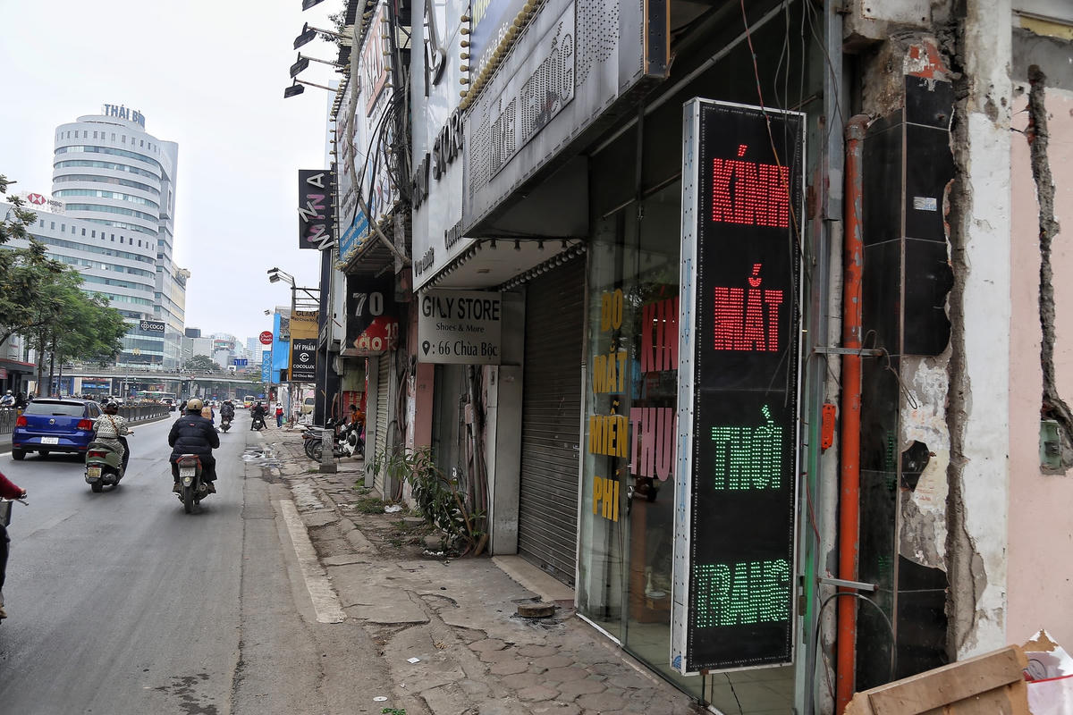 Theo người dân tại đây cho biết: Do đã kinh doanh, bán hàng tại đây được hàng chục năm trời lượng khách quen đã có nếu chuyển sang vị trí khác thì việc kinh doanh sẽ gặp nhiều khó khăn. Nên buộc phải viết thông tin cần mua nhà tại tuyến phố này.