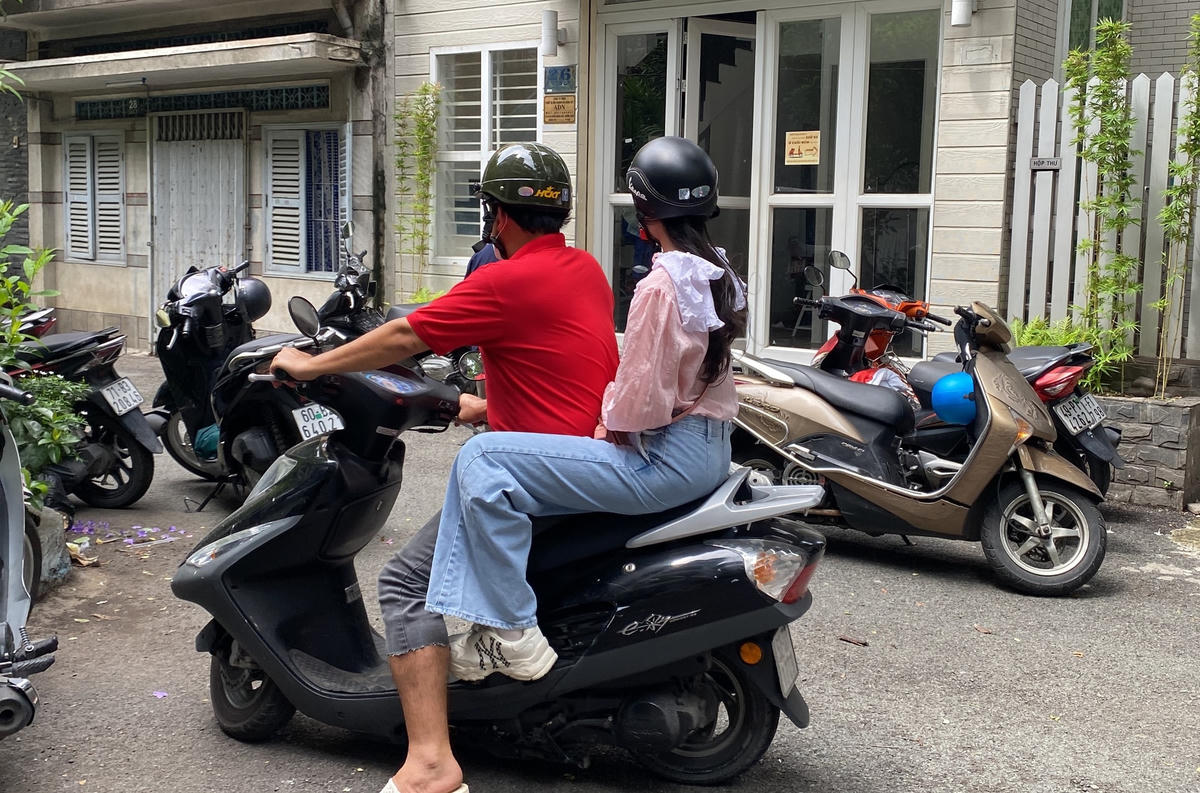 Hình ảnh chân chất, xuề xoà của MC Quyền Linh khiến khán giả càng thêm yêu quý anh.