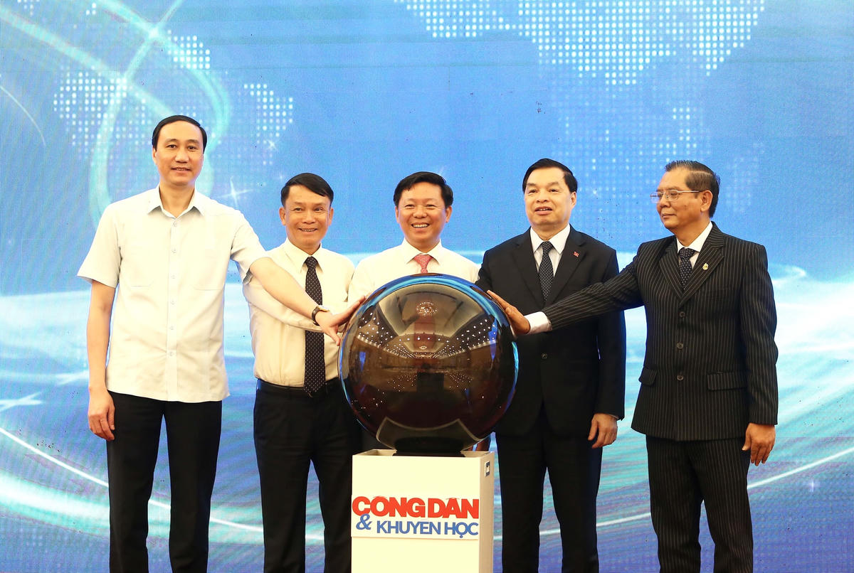 Các đại biểu thực hiện nghi thức bấm nút khai trương Tạp chí điện tử Công dân và Khuyến học. 