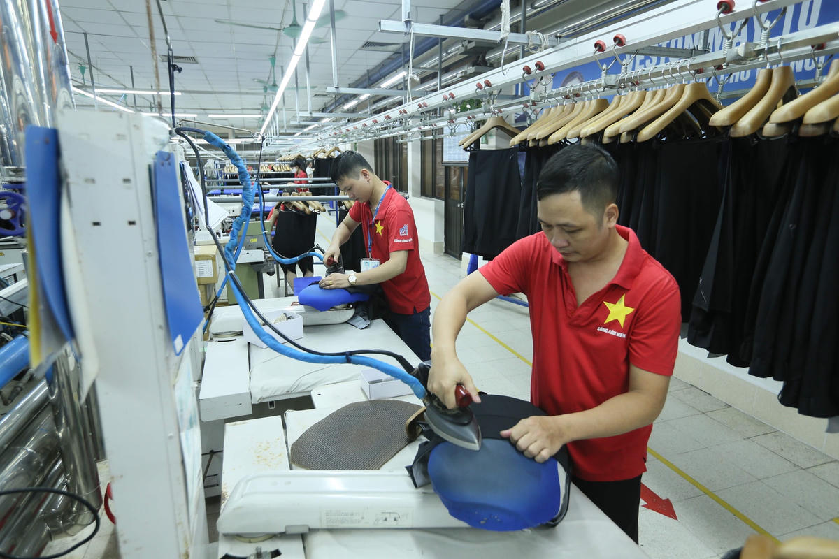 Cần đẩy nhanh và mạnh hơn nữa việc triển khai gói hỗ trợ phục hồi kinh tế để doanh nghiệp có thể tiếp cận, phục hồi sản xuất, kinh doanh. Ảnh: Quang Vinh.