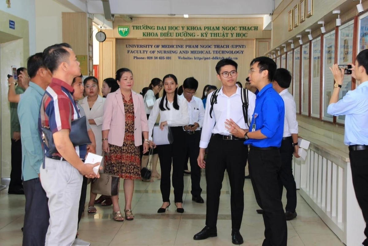 Tham quan, giao lưu tại Trường Đại học Y Phạm Ngọc Thạch.