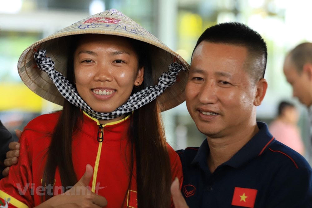 Đội trưởng Huỳnh Như chụp ảnh cùng người hâm mộ. Tiền đạo thuộc biên chế Câu lạc bộ Lank FC sẽ tiếp tục tập luyện cùng toàn đội để chuẩn bị cho ASIAD 19. (Ảnh: Việt Anh/Vietnam+).