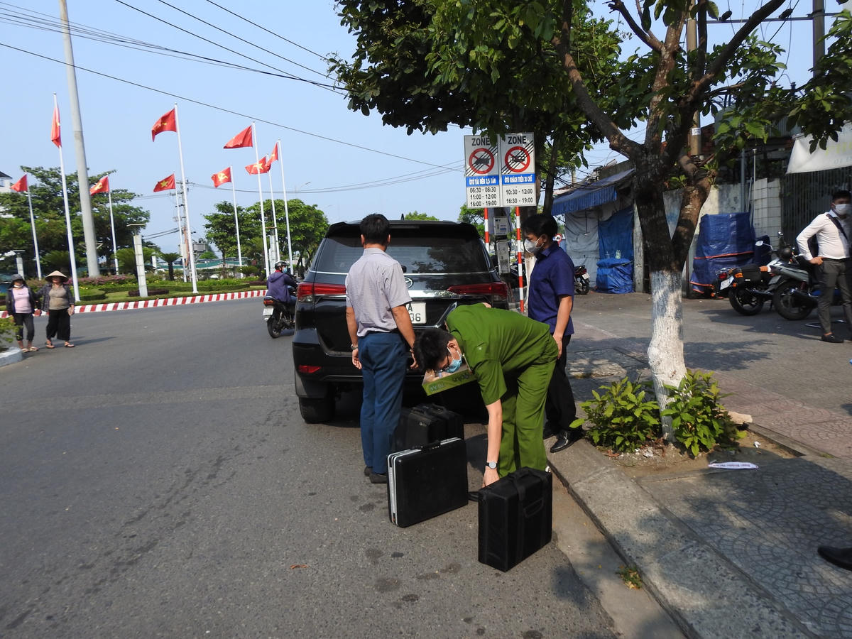 15h ngày 20/4, phong tỏa được nới lỏng, công an tiếp tục đưa một số vật dụng phục vụ điều tra khỏi hiện trường. Ảnh: Thanh Tùng.