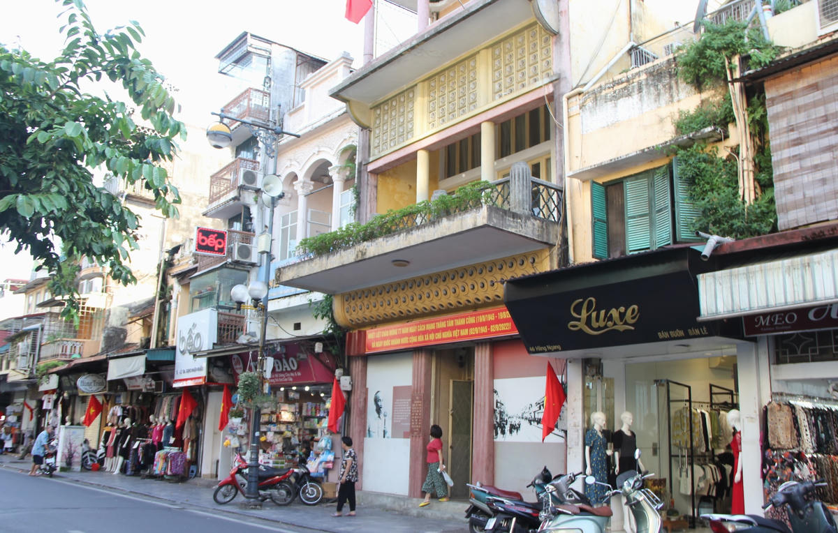 Ngôi nhà 48 Hàng Ngang có vị trí thuận lợi, là trung tâm buôn bán sầm uất của đất Hà thành, thông giữa hai mặt phố Hàng Ngang và Hàng Cân. Trước năm 1975, ngôi nhà thuộc sở hữu của gia đình ông Trịnh Văn Bô và bà Hoàng Thị Minh Hồ, một tư sản dân tộc được giác ngộ cách mạng sớm và trở thành đảng viên Đảng cộng sản Việt Nam.