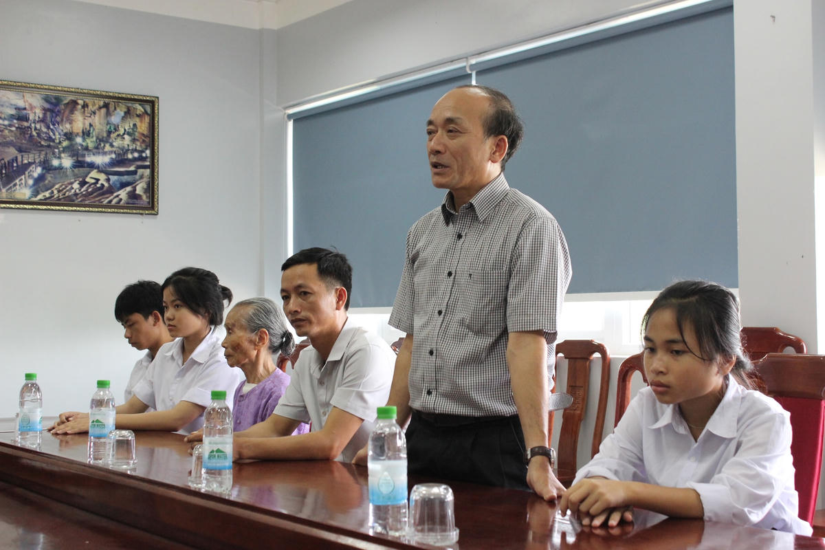 Ông Nguyễn Đặng Hưng thông tin đến Phó Chủ tịch Ủy ban Trung ương MTTQ Việt Nam và đoàn công tác về tình hình hoạt động của Trung tâm trong thời gian qua. 