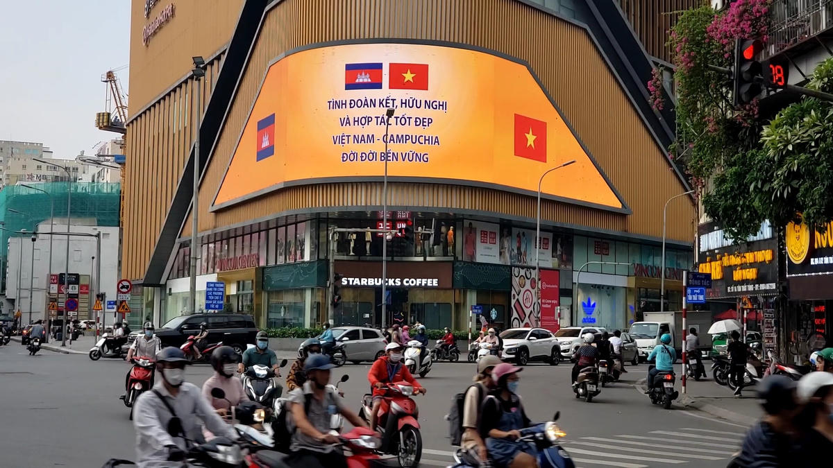 Doanh nghiệp quảng cáo ngoài trời ở Thủ đô còn góp phần tuyên truyền các sự kiện chính trị của đất nước.