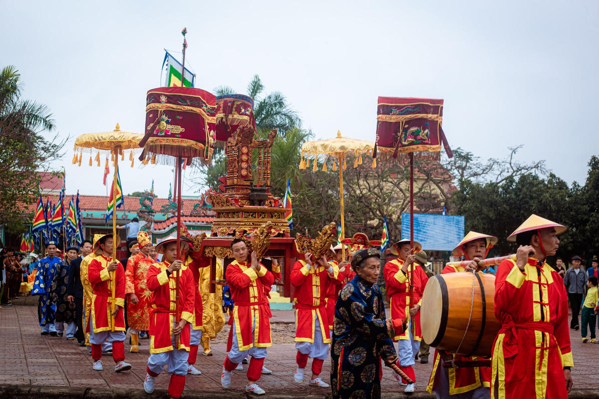 Lễ hội cầu ngư ở Cảnh Dương diễn ra bằng nghi thức rước Thần hoàng từ đình thờ Tổ về Linh Ngư miếu.