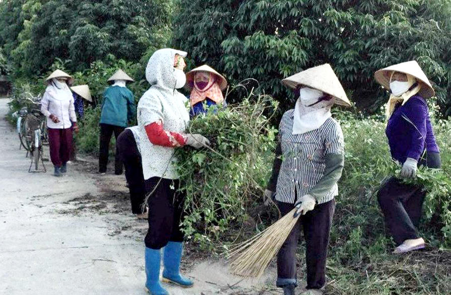 Nhân dân xã Tam Đa (Phù Cừ, Hưng Yên) tham gia vệ sinh môi trường.        Ảnh: Hưng Yên.