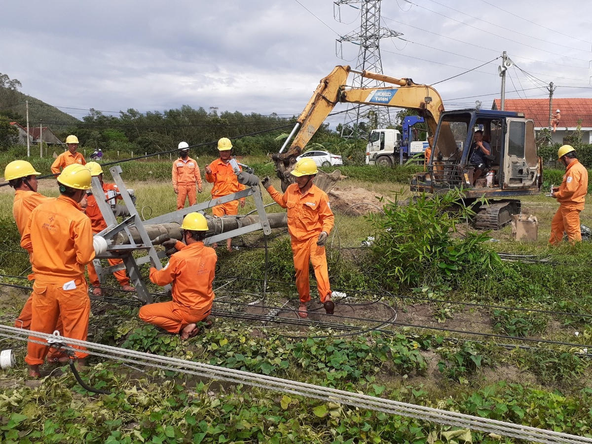 Công nhân PC Quảng Nam nỗ lực sớm khôi phục lại lưới điện.