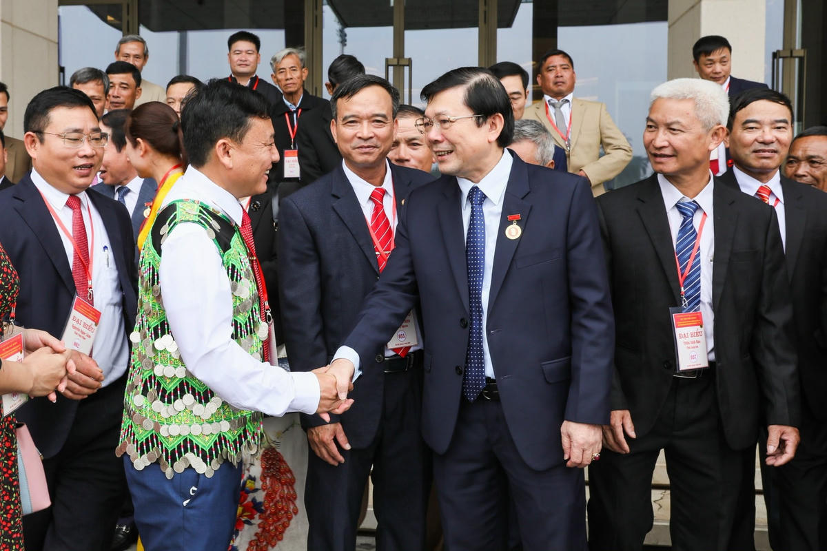 Phó Chủ tịch Nguyễn Hữu Dũng và các đại biểu tham quan Nhà Quốc hội.