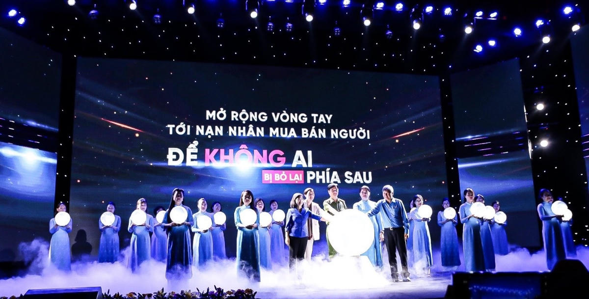 Các đại biểu thực hiện nghi thức cam kết chung tay phòng, chống mua bán người năm 2023 với chủ đề “Mở rộng vòng tay tới nạn nhân mua bán người để không ai bị bỏ lại phía sau”.