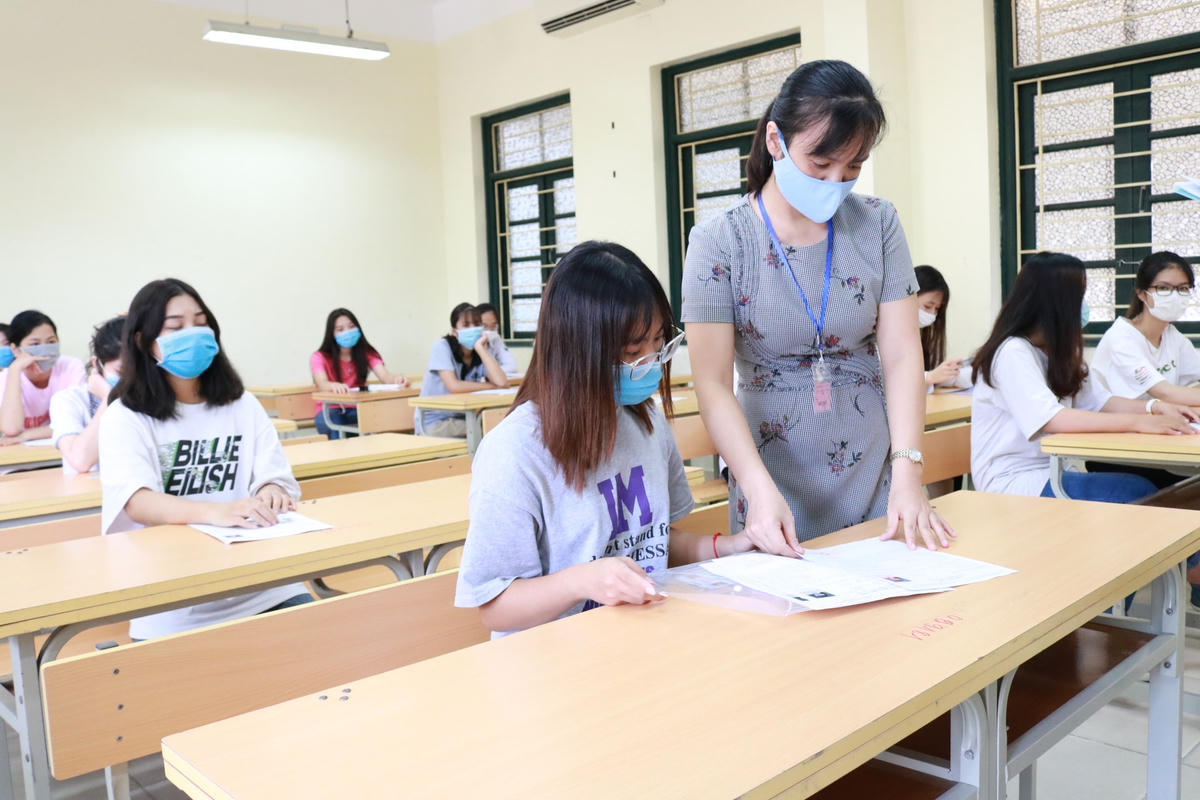 Cán bộ coi thi kiểm tra thông tin thí sinh dự thi tốt nghiệp THPT.