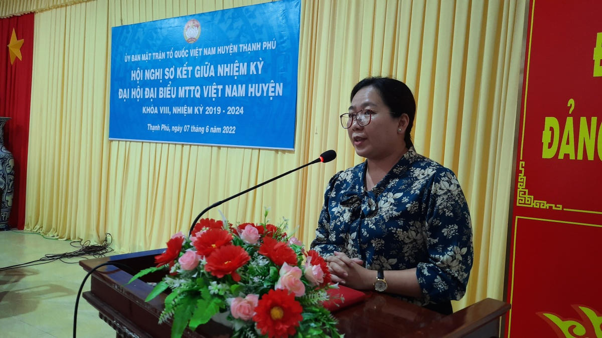 Chủ tịch Ủy ban MTTQ Việt Nam tỉnh Bến Tre Nguyễn Thị Hồng Nhung phát biểu chỉ đạo tại hội nghị.