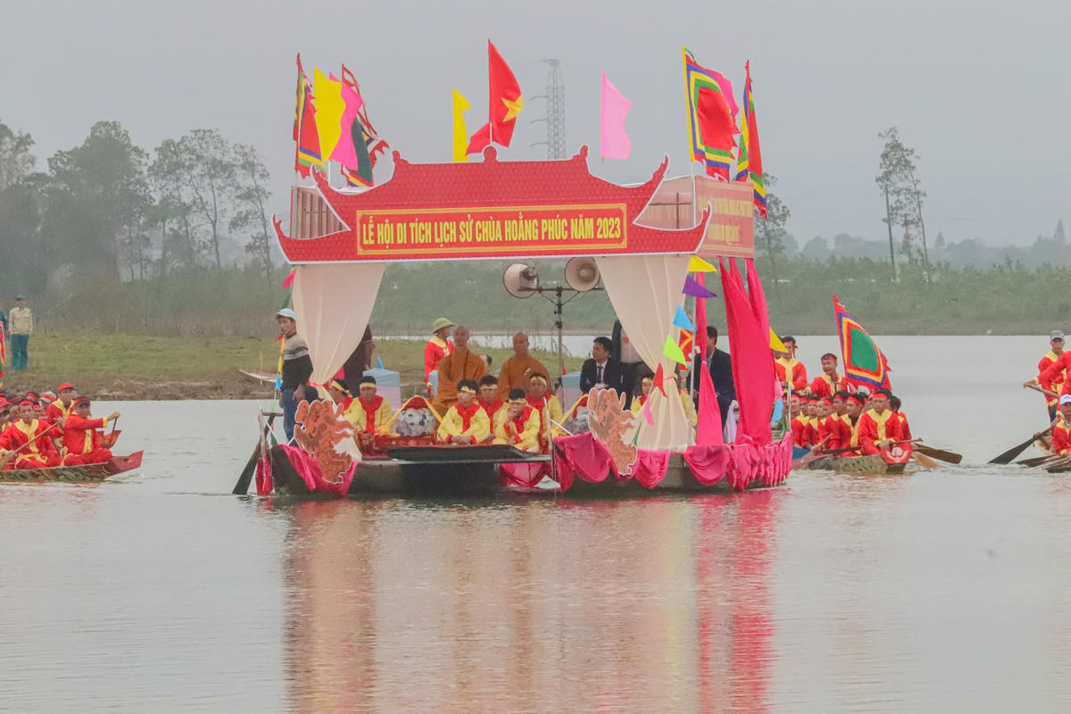 Đặc biệt, Lễ rước nước tắm Phật năm nay thu hút được rất đông người dân tham dự. Để rước được nước thiêng, ban tổ chức đã tuyển chọn các trai tráng lực lưỡng, khỏe mạnh đua thuyền ngược dòng lên thượng nguồn sông Kiến Giang để lấy nước mang về.
