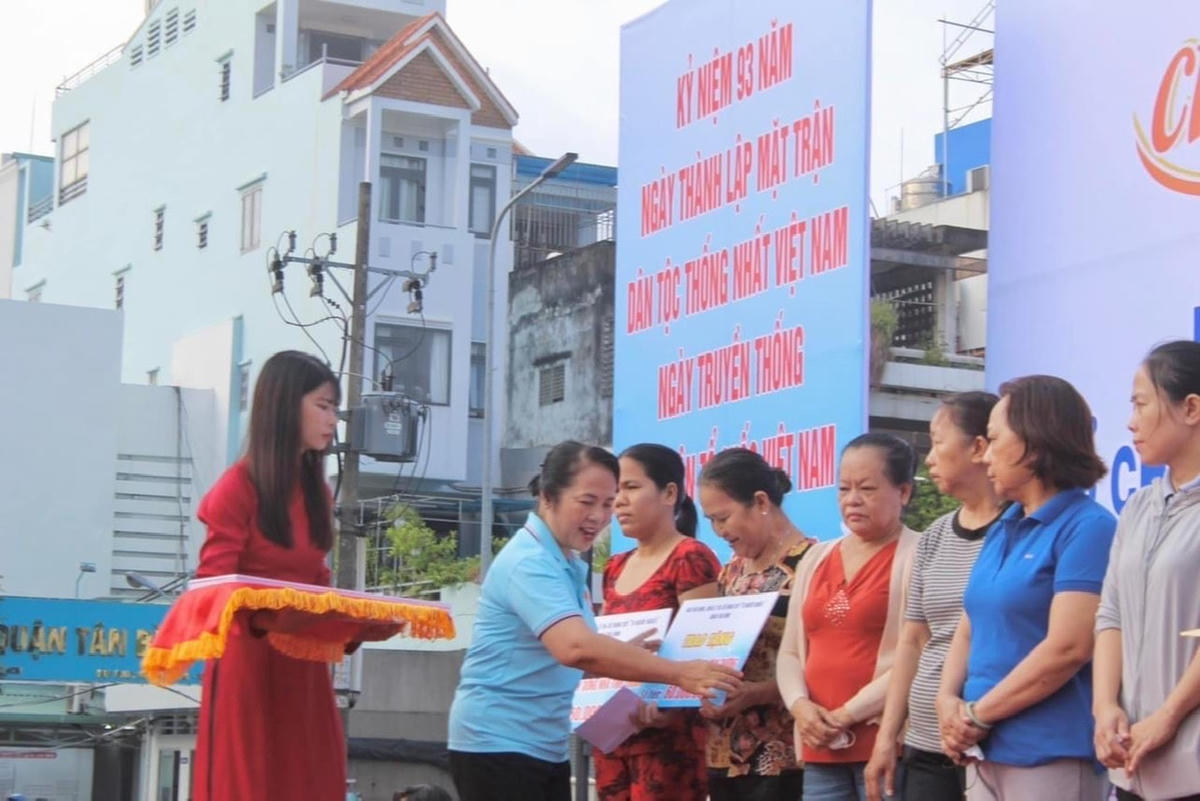 Bà Trần Kim Yến, Chủ tịch Uỷ ban MTTQ Việt Nam TP HCM trao quà hỗ trợ người nghèo tại chương trình.