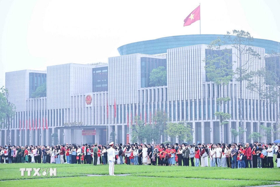 Ngay từ sáng sớm, nhiều người dân đã đến Quảng trường Ba Đình để chứng kiến buổi Lễ chào cờ thiêng liêng đúng ngày 30/4 Giải phóng miền Nam, thống nhất đất nước. (Ảnh: Minh Đức/TTXVN)