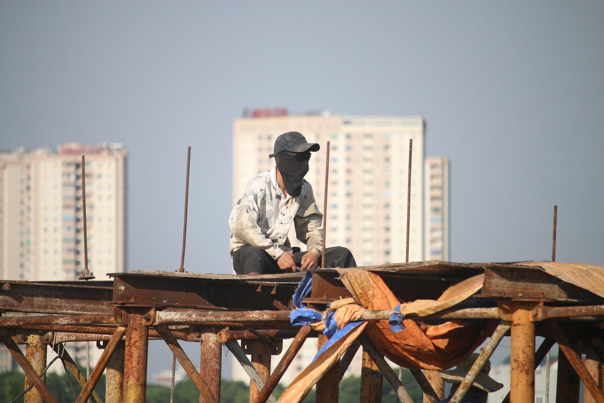 Nhiều người tại đây cho biết những người sức khỏe không tốt, không đeo kính râm hay để nắng chiếu vào mặt là 1 giờ sau sẽ cảm thấy chóng mặt.