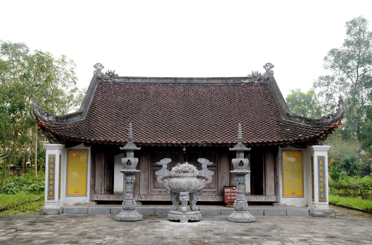 Bước vào sau cổng chính là tòa hạ điện, đến nay vẫn còn lưu giữ bức hoành phi “Nghĩa vương miếu” và đôi câu đối chữ Nôm: "Khí phách hiên ngang, vạn kiếp giặc Minh còn khiếp đảm - Danh nhân tuấn kiệt, muôn phương dân Việt mãi tôn thờ".
