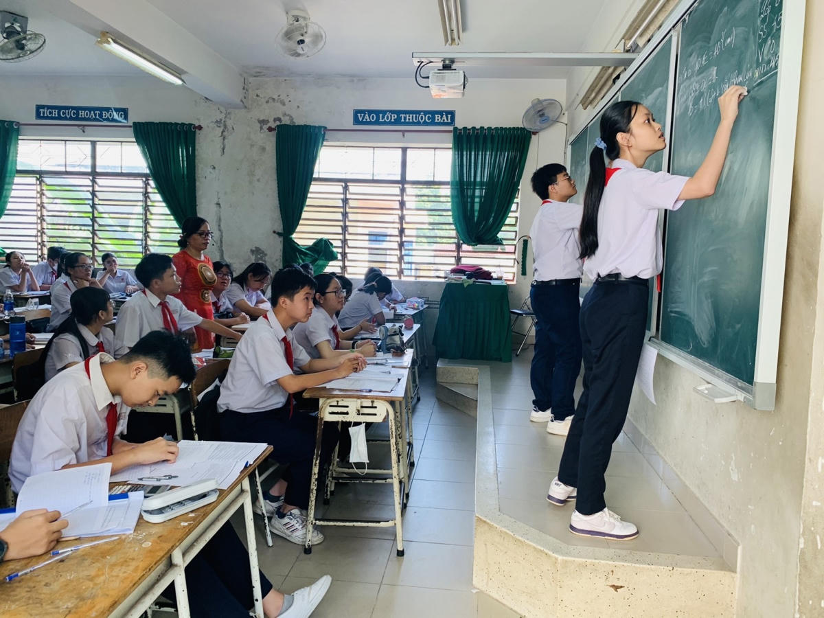 Học sinh lớp 9 các trường đang tăng tốc ôn tập, chuẩn bị cho kỳ thi vào lớp 10 THPT. Ảnh minh họa