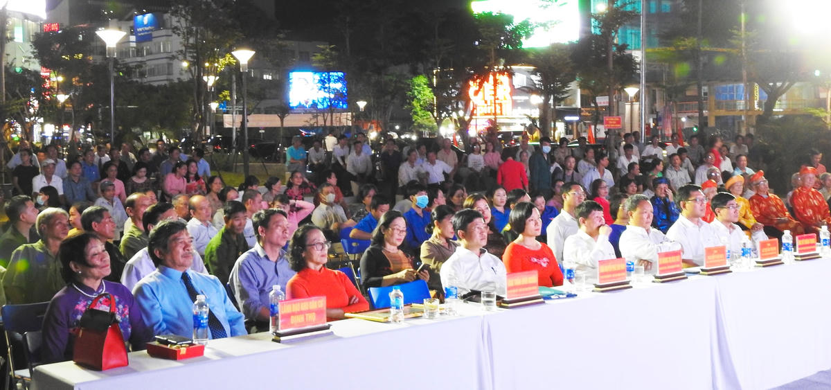 Bí thư Thành ủy Nguyễn Văn Quảng cùng lãnh đạo các cấp, ngành, đoàn thể chung vui Ngày hội Đại đoàn kết toàn dân tộc ở KDC Định Thọ. Ảnh: Thanh Tùng.